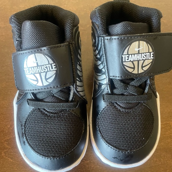 Nike Toddler Team Hustle Sneakers - Picture 6 of 7
